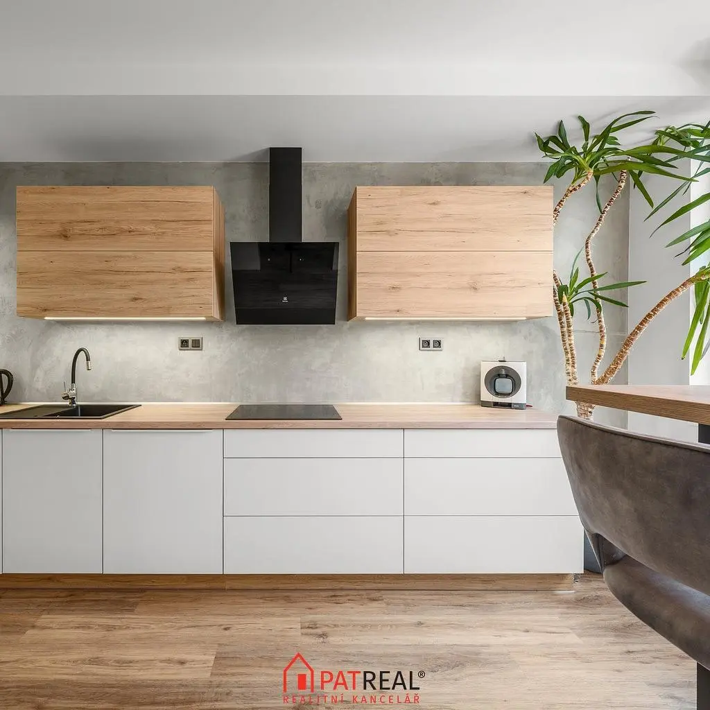 Кухня; кухненски уреди, дървен под, естествена светлина, модерен стил