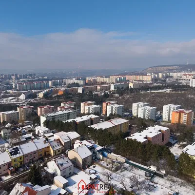 Кухня; кухненски уреди, дървен под, естествена светлина, модерен стил