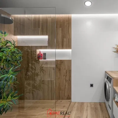 Кухня; кухненски уреди, дървен под, естествена светлина, модерен стил