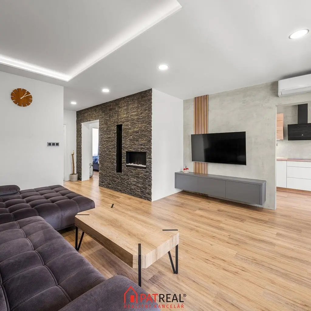 Кухня; кухненски уреди, дървен под, естествена светлина, модерен стил