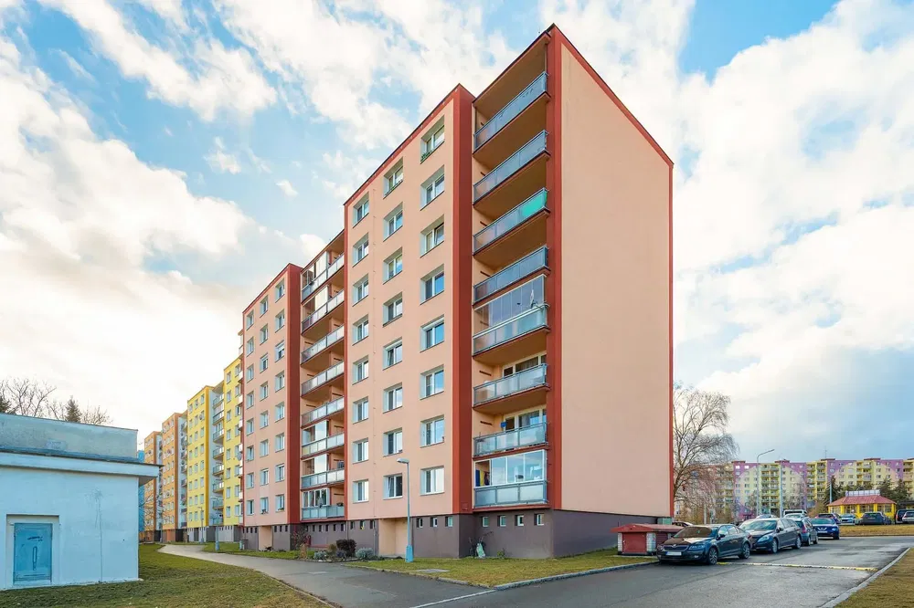 Cozinha; eletrodomésticos, chão de madeira, luz natural, estilo moderno