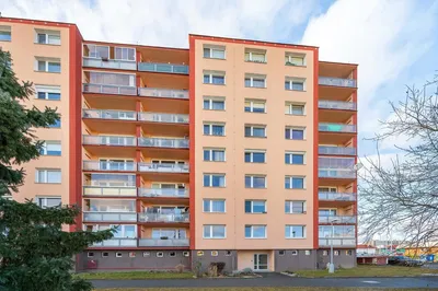Sala de estar; chão de madeira, luz natural, estilo moderno
