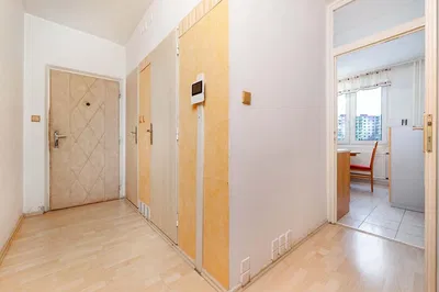 Cozinha; eletrodomésticos, chão de madeira, luz natural, estilo moderno