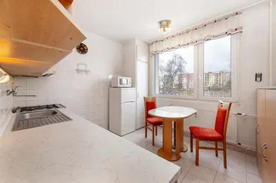 Cozinha; eletrodomésticos, chão de madeira, luz natural, estilo moderno