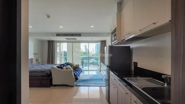 Kuchyňa; kuchynské spotrebiče, drevená podlaha, prirodzené svetlo, moderný štýl