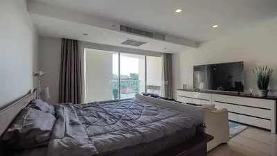 Kuchyňa; kuchynské spotrebiče, drevená podlaha, prirodzené svetlo, moderný štýl