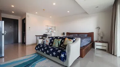 Kuchyňa; kuchynské spotrebiče, drevená podlaha, prirodzené svetlo, moderný štýl