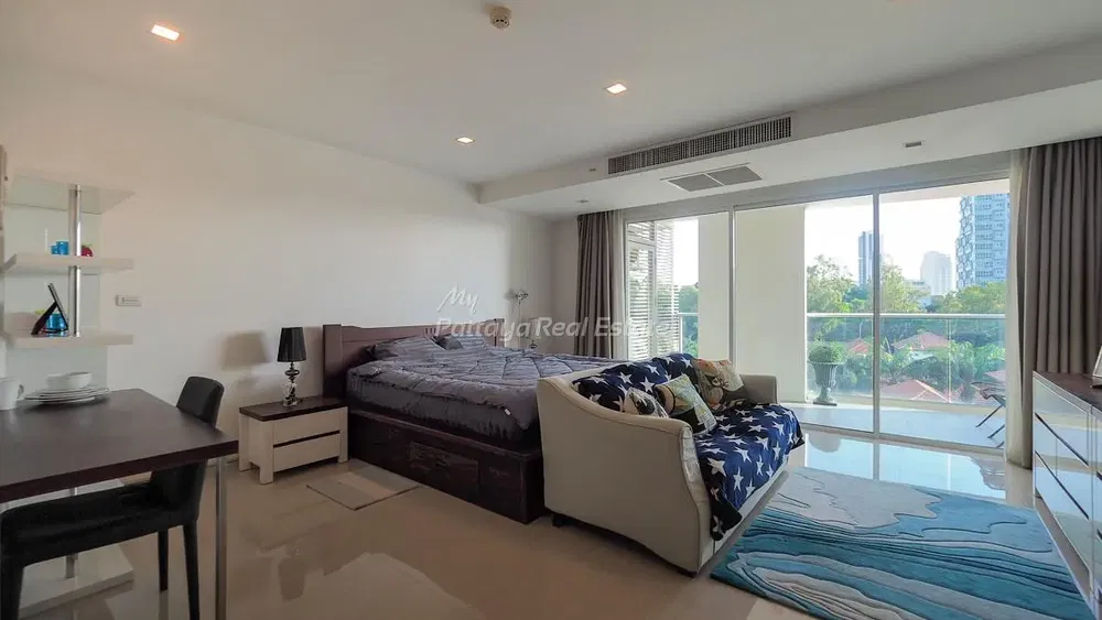 Kuchyňa; kuchynské spotrebiče, drevená podlaha, prirodzené svetlo, moderný štýl