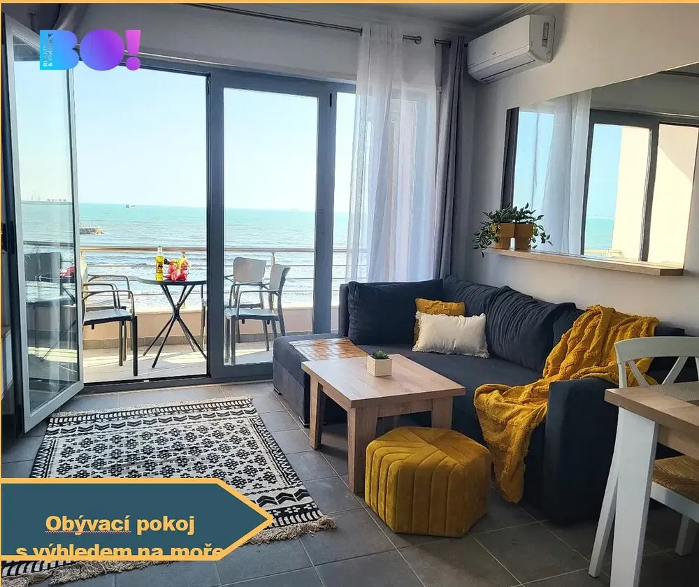 Кухня; кухненски уреди, дървен под, естествена светлина, модерен стил