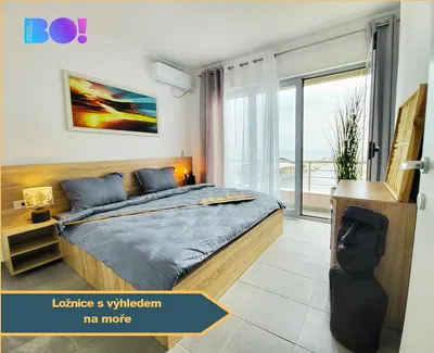 Кухня; кухненски уреди, дървен под, естествена светлина, модерен стил