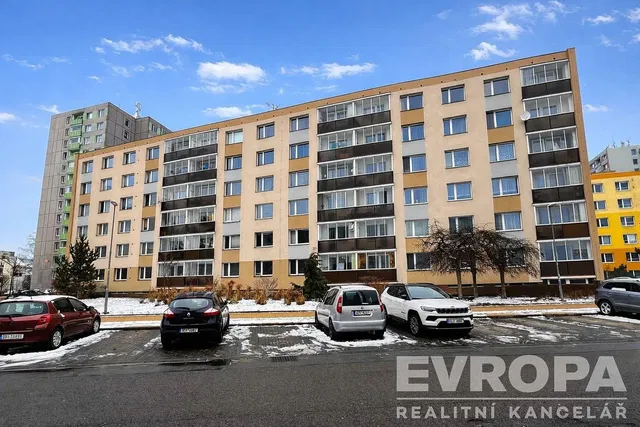 Kuhinja; kućanski aparati, drveni pod, prirodna svjetlost, moderan stil