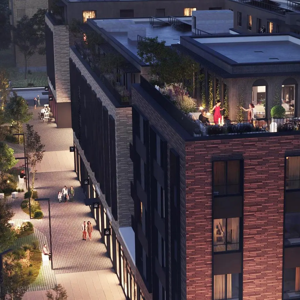 Кухня; кухненски уреди, дървен под, естествена светлина, модерен стил