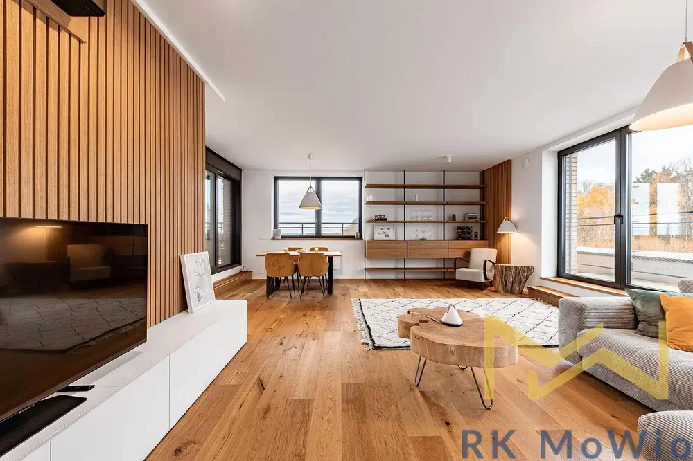 Хол; дървен под, естествена светлина, модерен стил