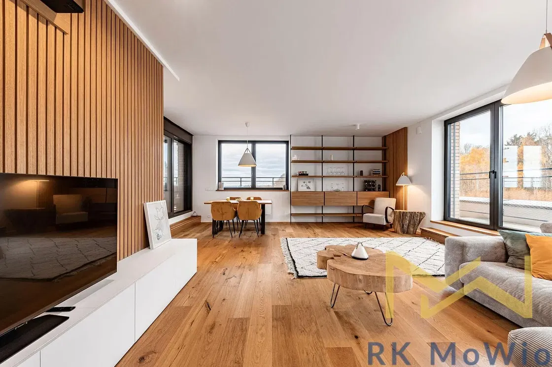 Хол; дървен под, естествена светлина, модерен стил