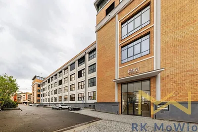 Кухня; кухненски уреди, дървен под, естествена светлина, модерен стил