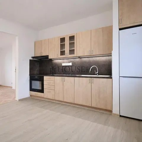 Кухня; кухненски уреди, дървен под, естествена светлина, модерен стил