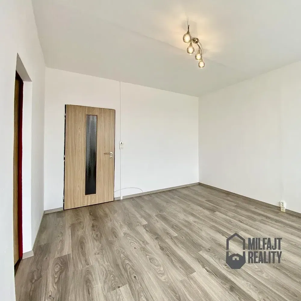 Cucina; elettrodomestici, pavimento in piastrelle, luce naturale, stile moderno