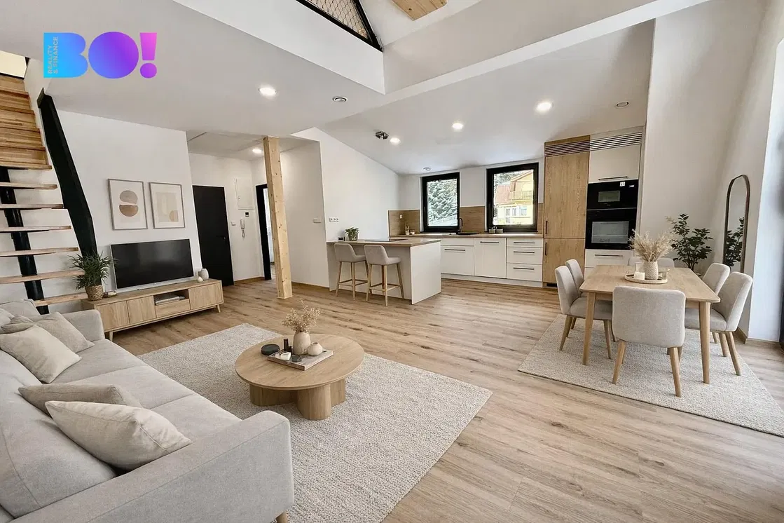 Хол; дървен под, естествена светлина, модерен стил