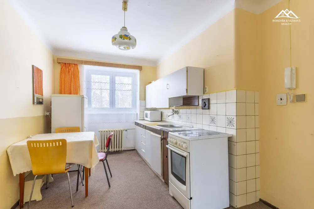 Кухня; кухненски уреди, дървен под, естествена светлина, модерен стил