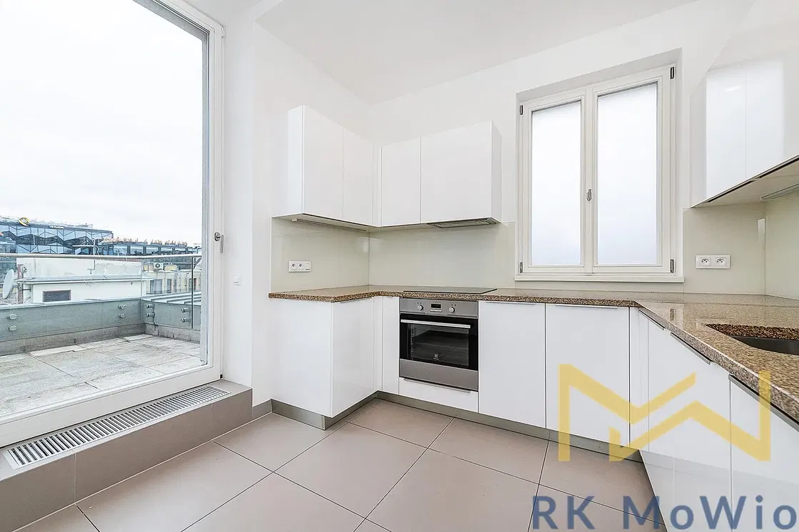 Кухня; кухненски уреди, дървен под, естествена светлина, модерен стил