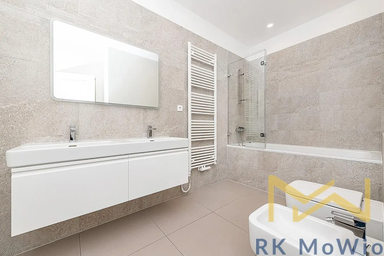 Кухня; кухненски уреди, дървен под, естествена светлина, модерен стил