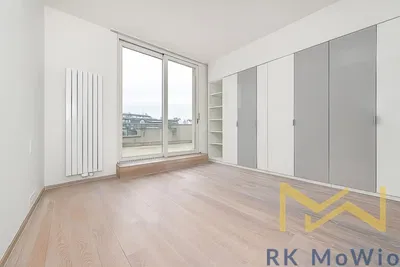 Хол; дървен под, естествена светлина, модерен стил, високи тавани