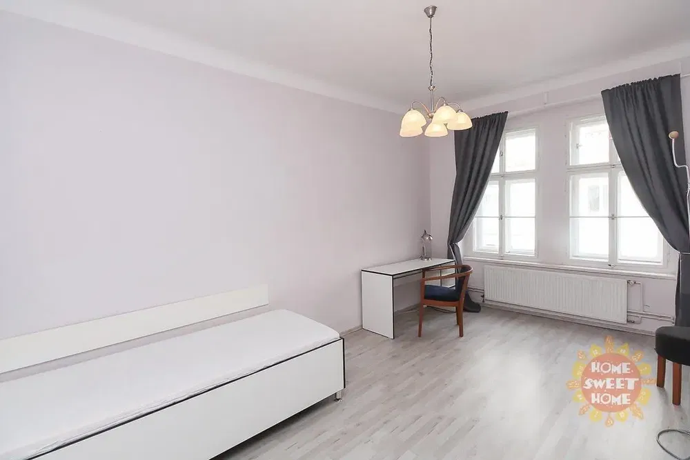 Кухня; кухненски уреди, дървен под, естествена светлина, модерен стил