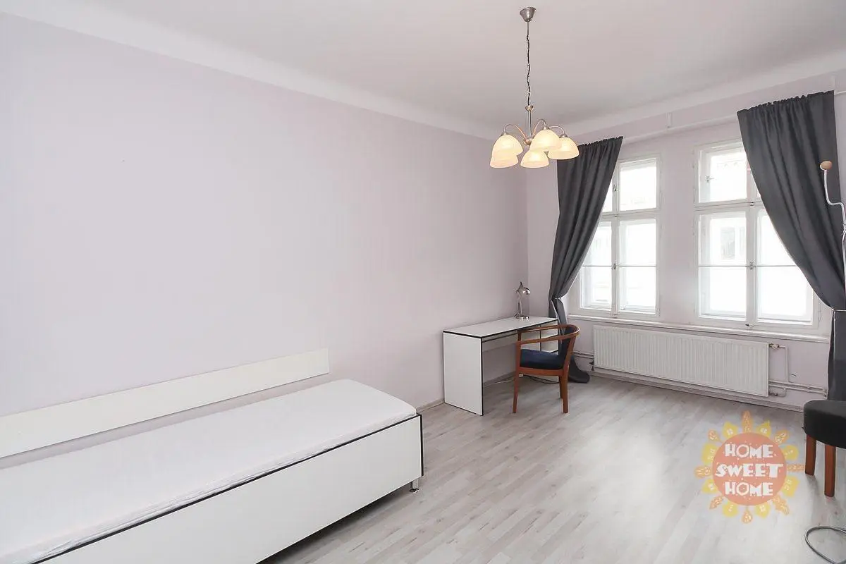 Кухня; кухненски уреди, дървен под, естествена светлина, модерен стил