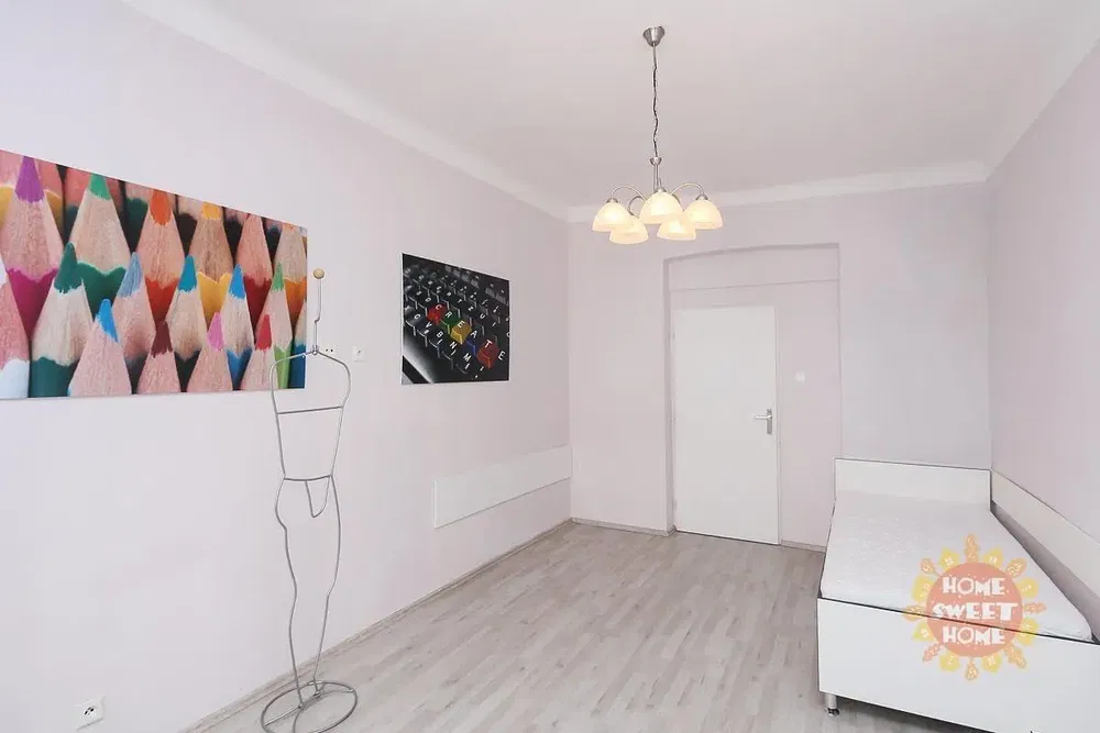 Хол; дървен под, естествена светлина, модерен стил