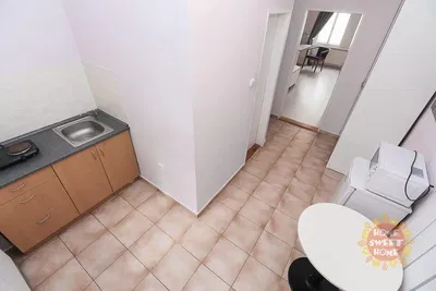 Кухня; кухненски уреди, дървен под, естествена светлина, модерен стил