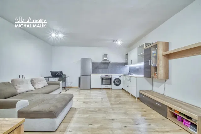 Kuchyně; kuchyňské spotřebiče, dřevěná podlaha, přirozené světlo, moderní styl