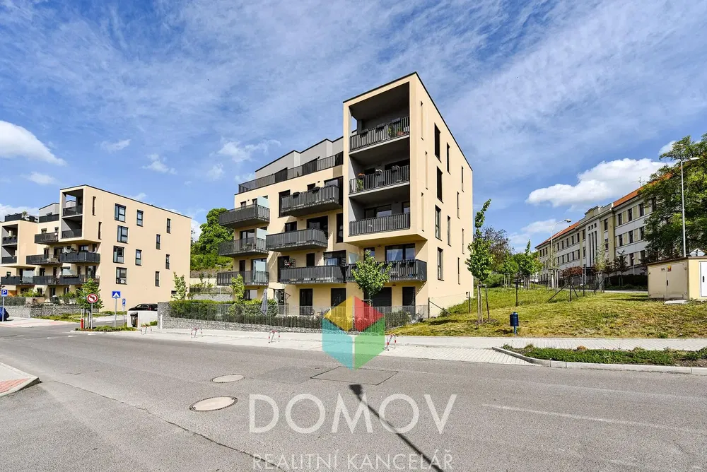 Кухня; кухненски уреди, дървен под, естествена светлина, модерен стил