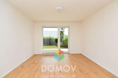 Кухня; кухненски уреди, дървен под, естествена светлина, модерен стил