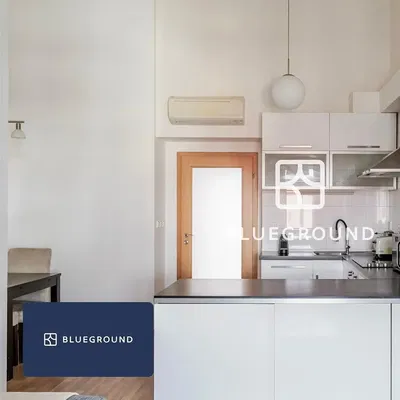 Хол; дървен под, естествена светлина, модерен стил