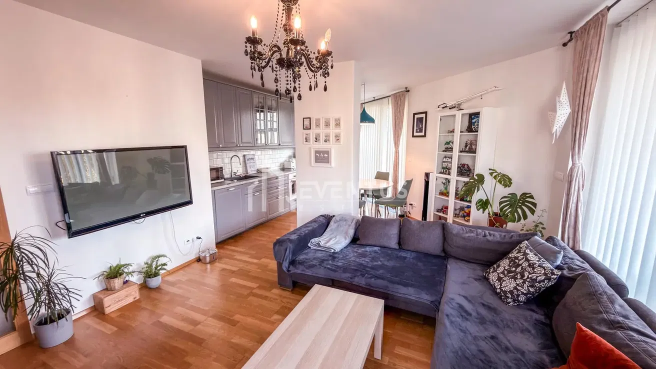 Хол; дървен под, естествена светлина, модерен стил, високи тавани