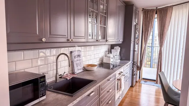 Хол; дървен под, естествена светлина, модерен стил