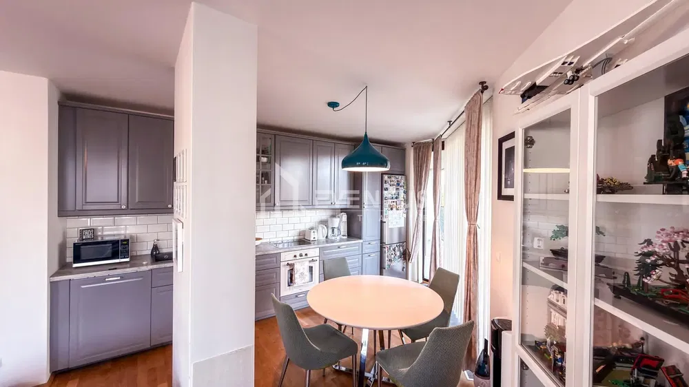 Хол; дървен под, естествена светлина, модерен стил