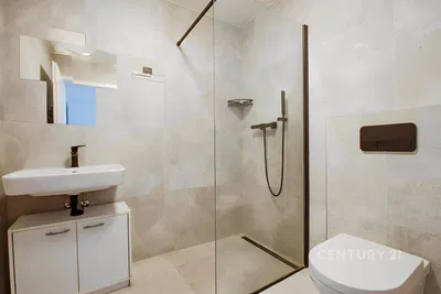 Кухня; кухненски уреди, дървен под, естествена светлина, модерен стил