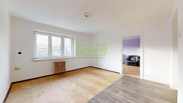 Хол; дървен под, естествена светлина, модерен стил, високи тавани