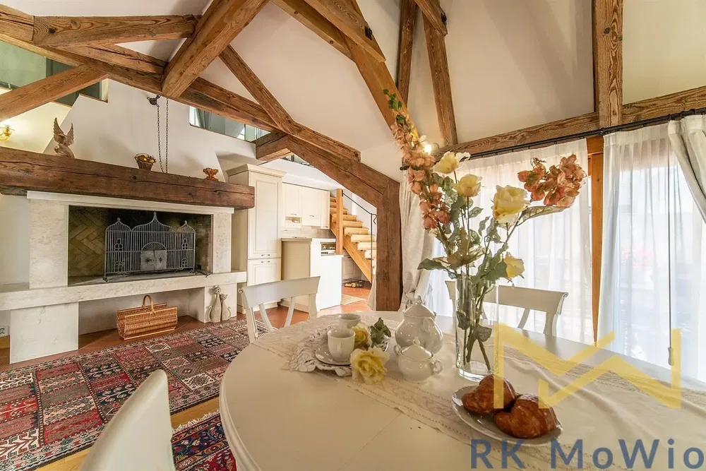 Living room; wood floor, natural light, modern style