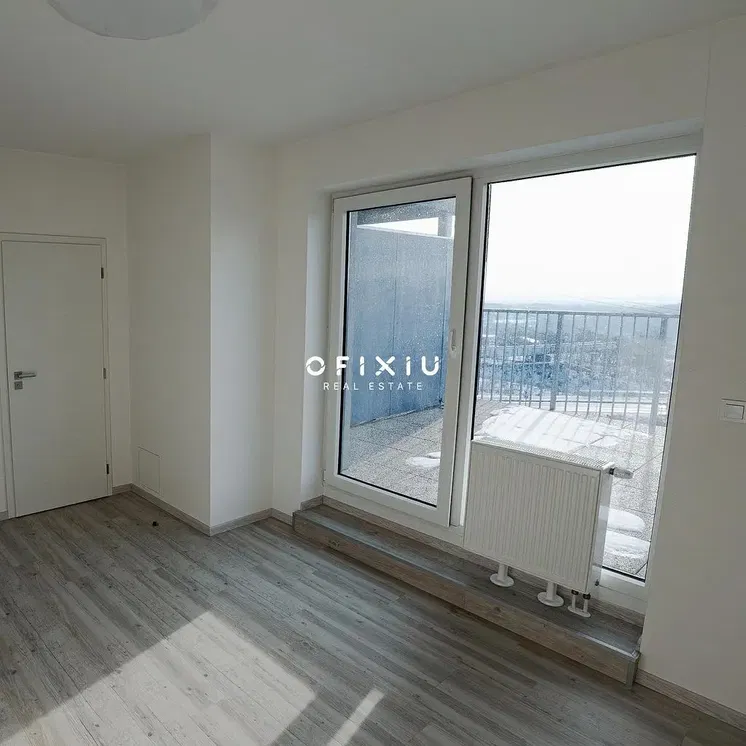 Кухня; кухненски уреди, дървен под, естествена светлина, модерен стил