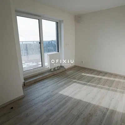 Кухня; кухненски уреди, дървен под, естествена светлина, модерен стил