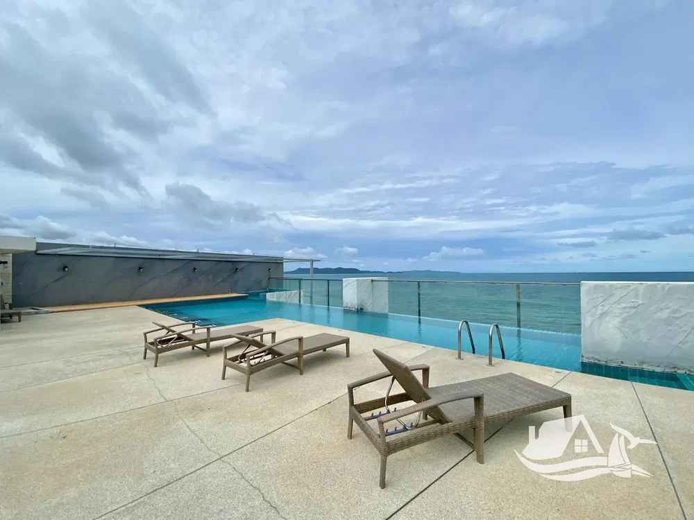 Sala de estar; chão de madeira, luz natural, estilo moderno