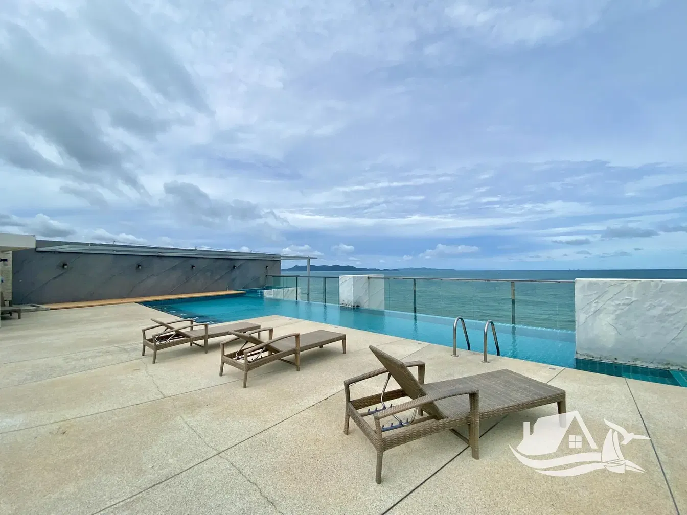 Sala de estar; chão de madeira, luz natural, estilo moderno