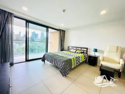 Sala de estar; chão de madeira, luz natural, estilo moderno