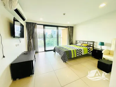 Sala de estar; chão de madeira, luz natural, estilo moderno