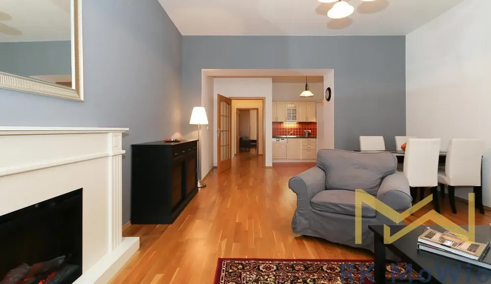 Salon; podłoga drewniana, światło dzienne, styl nowoczesny