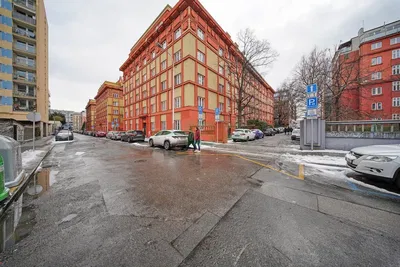 Хол; дървен под, естествена светлина, модерен стил