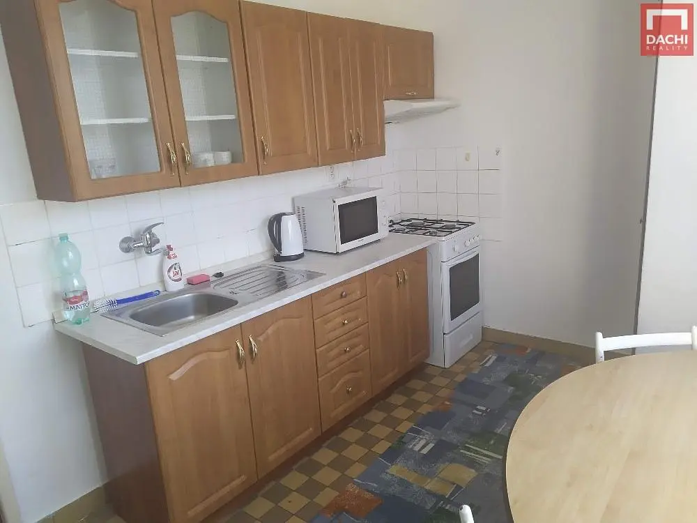 Хол; дървен под, естествена светлина, модерен стил