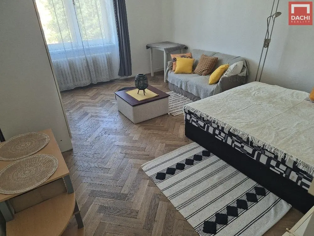 Хол; дървен под, естествена светлина, модерен стил